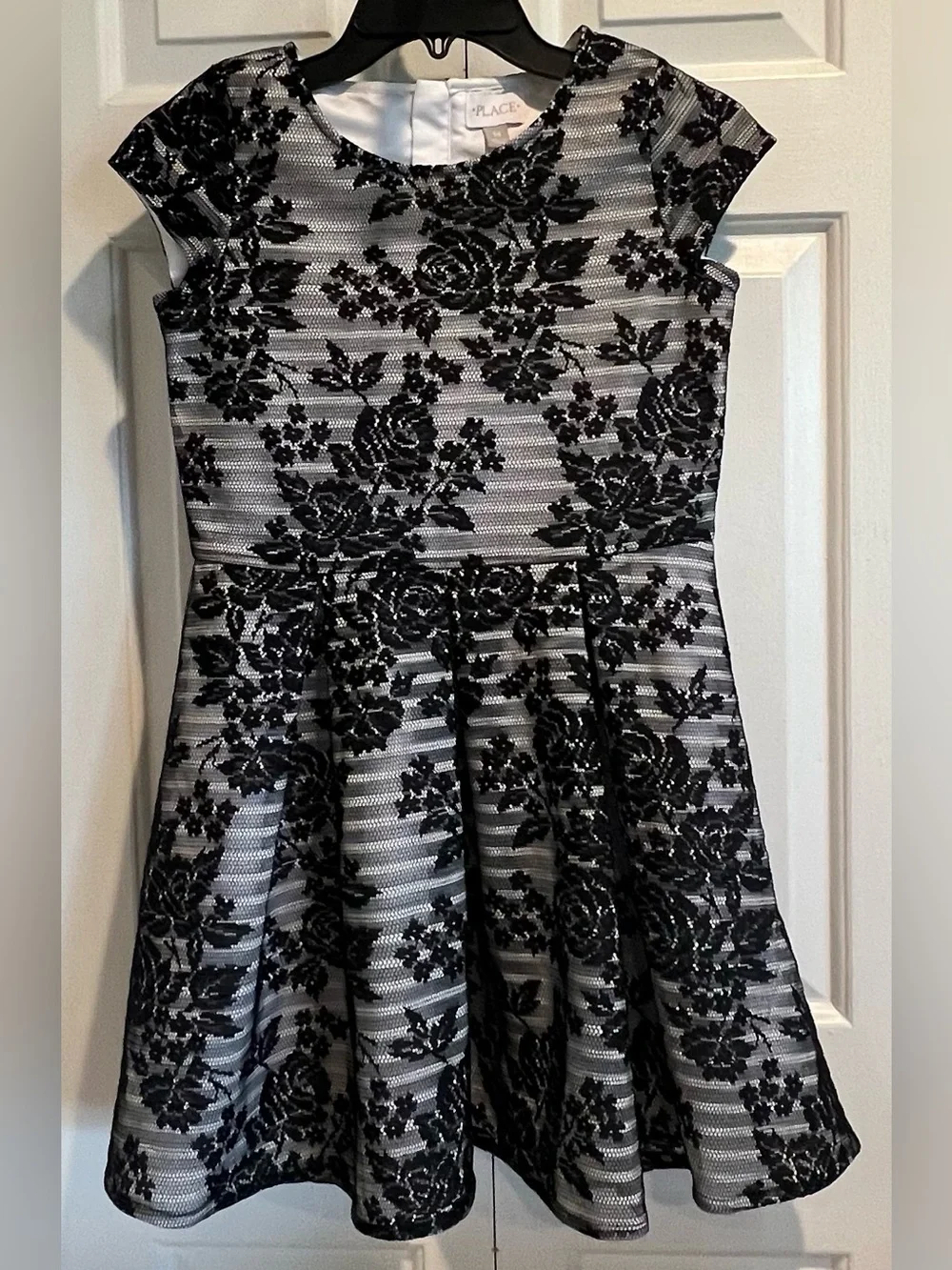 Girls🖤Black Floral Lace Fit & Flare Dress, Zip Back, white lining, cap sleeves